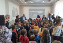 PREDŠKOLCI IZ PU „NEVEN“ U KABINETU PREDSEDNIKA OPŠTINE KLADOVO