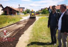 U TOKU NASIPANJE ULICA STRUGANIM ASFALTOM