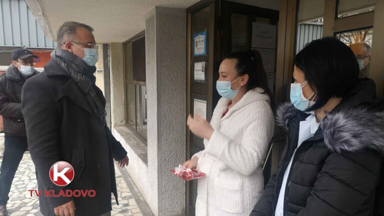 PREDSEDNIK OPŠTINE KLADOVO DARIVAO MALU NAĐU PRVOROĐENU BEBU U KLADOVU