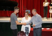 OPŠTINA KLADOVO NAGRADILA NAJBOLJE OSNOVCE I SREDNJOŠKOLCE