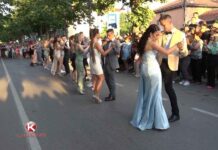 MATURANTI IZ KLADOVA PLESALI NA ASFALTU