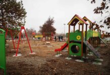 POSTAVLJA SE NOVI DEČIJI MOBILIJAR U PARKU „JEZERO“