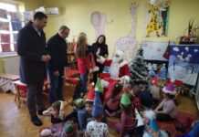 DEDA MRAZ OBRADOVAO NAJMLAĐE U PU „NEVEN“