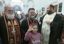 LOMLJENJE BOŽIĆNE ČESNICE U HRAMU „SVETI ĐORĐE“-SEDMOGODIŠNJA NINA PRONAŠLA ZLATNIK