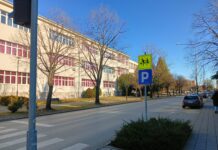 VOZAČI OPREZ PORED ŠKOLA