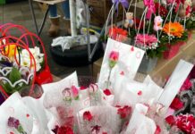 PRODAVCI CVEĆA PRKOSE KIŠI I HLADNOM VREMENU OSMI MART JE PRED VRATIMA