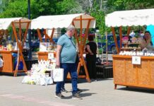 NA PLATOU KOD DOMA OMLADINE USKRŠNJI BAZAR DO SEDMOG MAJA