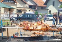 MEŠTANI PODVRŠKE OBELEŽAVAJU SEOSKU SLAVU, NA RAŽNJEVIMA 50 JAGANJACA