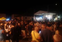 ACO PEJOVIĆ I STOJA U REVIJALNOM DELU MUZIČKOG PROGRAMA NA ETNO-FESTIVALU