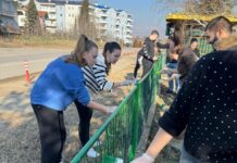 BLOKADA NASTAVE U SREDNJOJ ŠKOLI, ĐACI UREDILI ŠKOLSKO DVORIŠTE