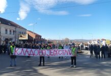 ODAVANJE POŠTE STRADALIMA U NOVOM SADU I PROTESTNA ŠETNJA U KLADOVU