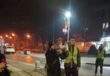 KLADOVLJANI ODALI POŠTU ŽRTVAMA NADSTREŠNICE I KRENULI U PROTESTNU ŠETNJU