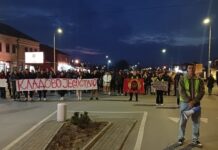 ODRŽAN PROTEST „KLADOVO JE (U)STALO“, ŠETNJA UZ BUKU GRADSKIM ULICAMA