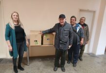 RASELJENIM I IZBEGLIM PORODICAMA DONIRANI PAKETI POMOĆI