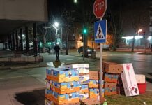 PRODAVCI CVEĆA OTIŠLI, TROTOARI PUNI RAZNOG SMEĆA