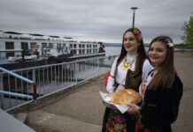 OVE GODINE U KLADOVU PRISTALO 10 KRUZERA SA 1537 PUTNIKA