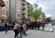 KLADOVSKI MATURANTI SREDNJE ŠKOLE U BLOKADI ODRŽALI PROTESTNU ŠETNJU