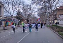 KLADOVLJANI I VEČERAS PODRŽALI STUDENTE I STAJALI U TIŠINI 16 MINUTA