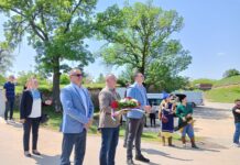 POVODOM DANA OPŠTINE KLADOVO POLOŽENO CVEĆE NA ULAZU U TVRĐAVU „FETISLAM“