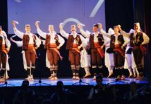OVACIJE PUBLIKE IGRAČIMA NA KONCERTU NACIONALNOG ANSAMBLA „KOLO“ U KLADOVU