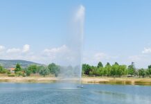 PONOVO RADI VODOSKOK NA VELIKOM REKREACIONOM JEZERU U GRADSAKOM PARKU