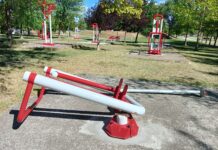 POLOMLJENE SPARAVE U TERETANI NA OTVORENOM U GRADSKOM PARKU