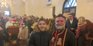 Tradicinalno lomljenje česnice u hramu „Sveti Đorđe“- Nikola pronašao zlatnik