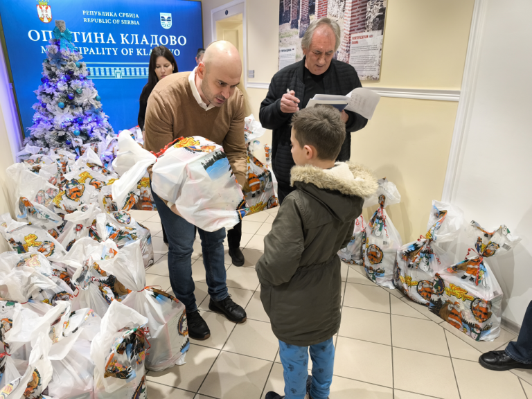 Krov nad glavom za samohrane majke i božićni paketići za mališane