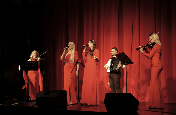 Bliznakinje Gobović pevale Kladovljanima