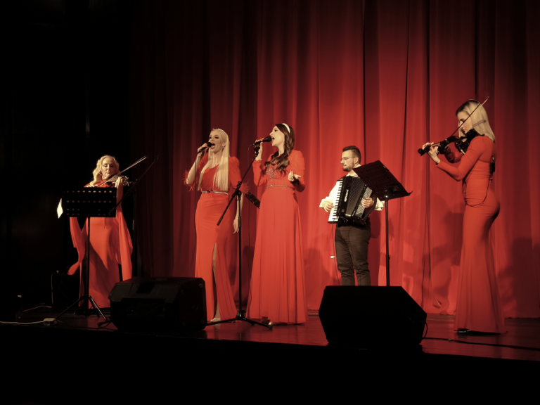 Bliznakinje Gobović pevale Kladovljanima