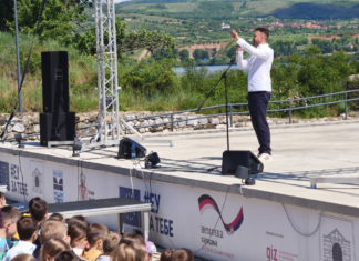 Nezaboravno muzičko druženje mališana sa Dušanom Svilarom